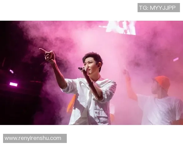 足球明星意外现身前任婚礼引发热议昔日恋情重燃舆论关注